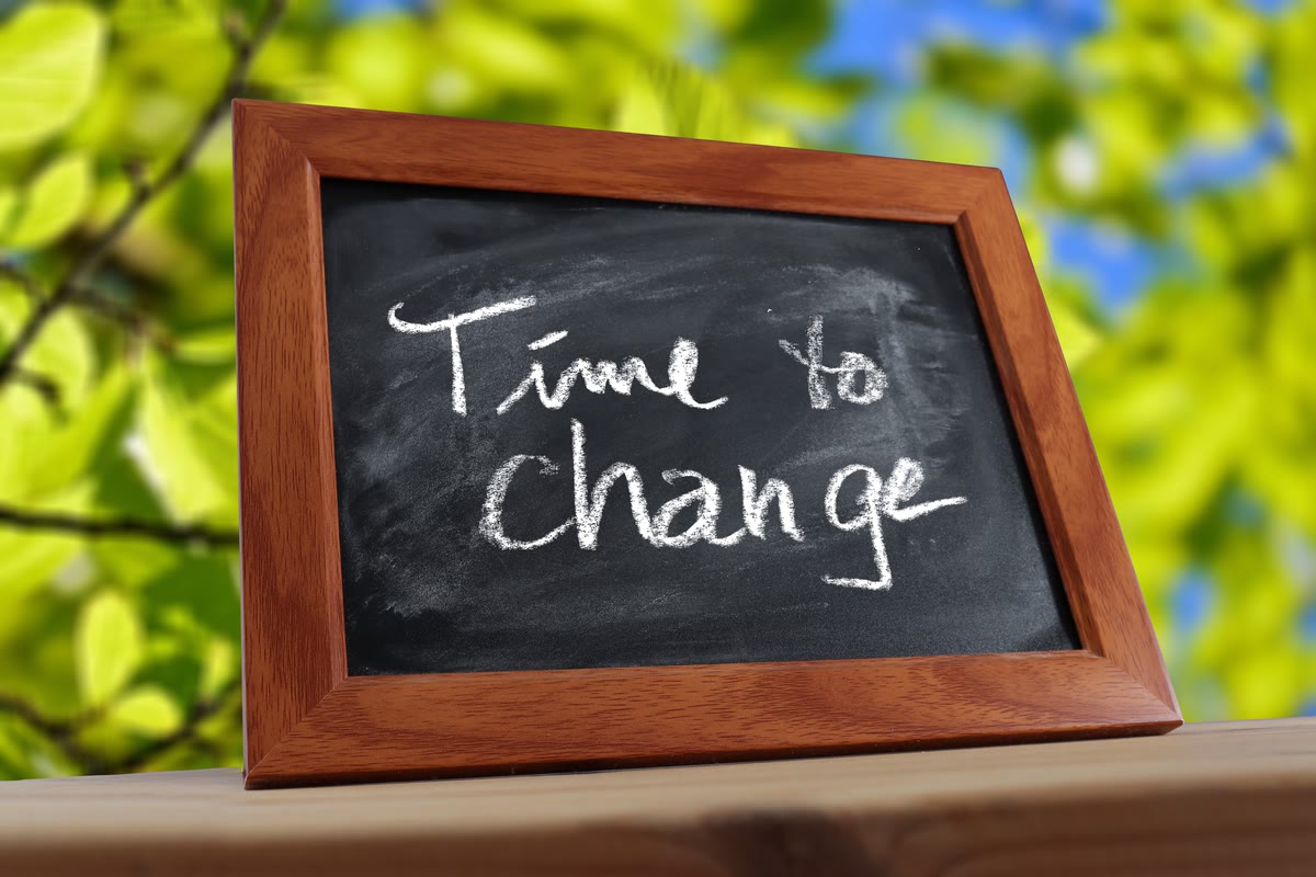 Quadro com a mensagem Time to Change, representando a migração para uma nova API